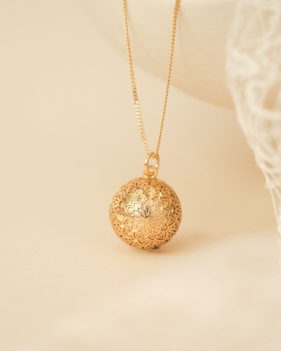 LACE Pregnancy necklace on...